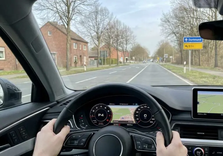 Lenkrad steht leicht schief bei Geradeausfahrt nach Reifenwechsel im Frühling